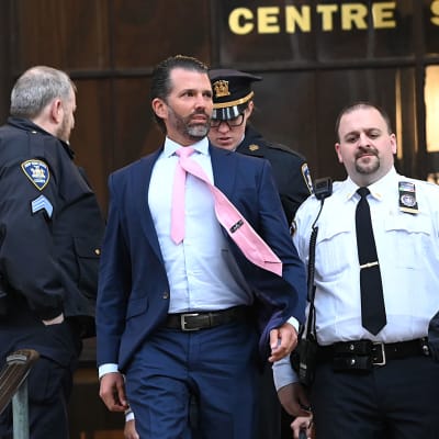Donald Trump Jr. astuu ulos oikeussalista New Yorkissa.