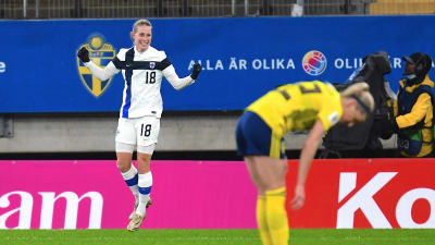 Linda Sällström firar ett mål med att hoppa och gestikulera.