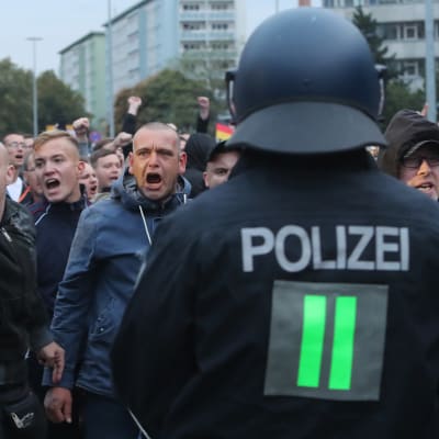 Poliser och demonstranter i Chemnitz i Tyskland.