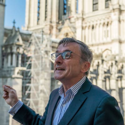 Notre Dame -säätiön johtaja Christophe Rousselot toimistonsa parvekkeella Pariisissa.