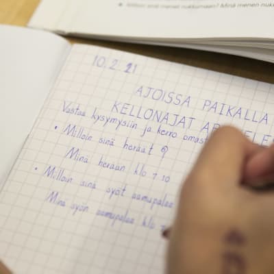 Maahanmuuttajataustaisia äitejä suomenkielen opetuksessa oppilaidensa koulussa.