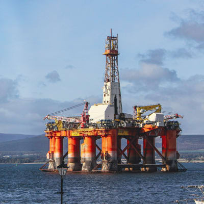 Gammal oljeplattform vid ankar i Cromarty Firth i Skottland.