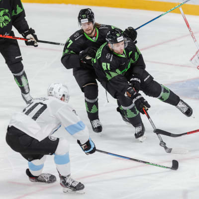 Jokerits och Dinamo Minsks spelare jagar pucken.