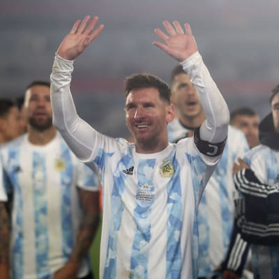 Lionel Messi kiittää yleisöä pelin jälkeen. 