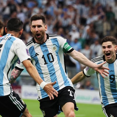 Lionel Messi firar med lagkamrater.