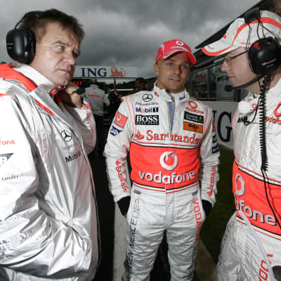 Aki Hintsa, Heikki Kovalainen ja kisainsinööri Mark Slade McLarenin varikolla vuonna 2008.