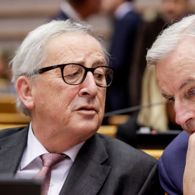 EU-komission puheenjohtaja Jean-Claude Juncker ja brexit-pääneuvottelija Michel Barnier osallistuivat Euroopan parlamentin brexit-keskusteluun keskiviikkona iltapäivällä.
