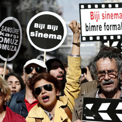 Arkivbild på turkiska demonstranter som protesterar mot censur under en demonstration i Istanbul i april 2015