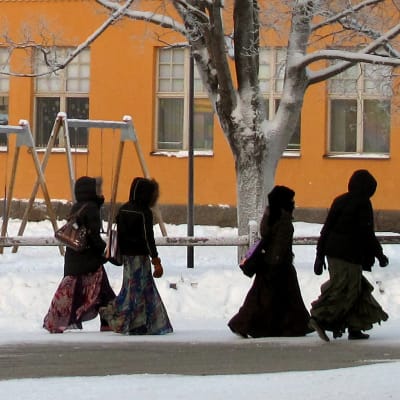 Fyra elever på väg till skolan