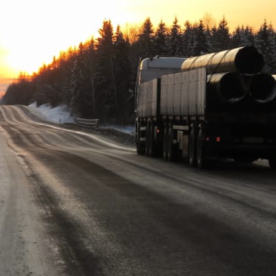 Lastbil med släp på landsväg