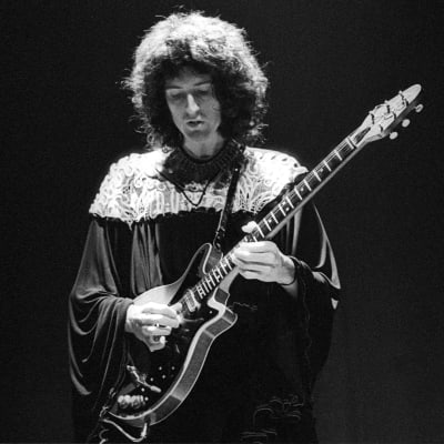 Brian May i Queen spelar gitarr 31 mars 1974 på Rainbow theatre i London.
