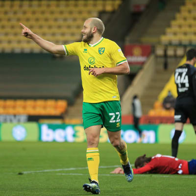 Norwichin Teemu Pukki aloitti joukkueensa maali-iloittelun Huddersfieldia vastaan. 