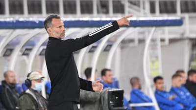 I september ledde Ryan Giggs sitt Wales till en 1–0-seger mot Finland på Olympiastadion i Helsingfors.
