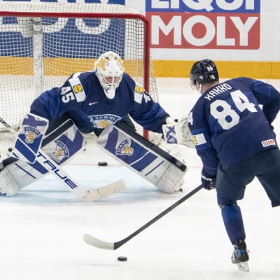 Kaapo Kakko ja Jussi Olkinuora lämmittelemässä ennen Ruotsi-ottelua.
