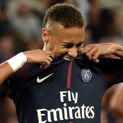 Neymar biter sin speltröja.