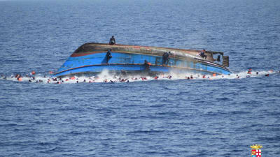 Båt med flyktingar kapsejsade utanför Libyen