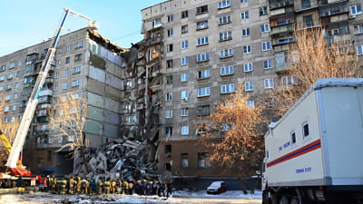 Höghus i Magnitogorsk delvis raserat efter gasexplosion.