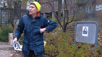 Kasper Strömman tejpar upp förbudslappar