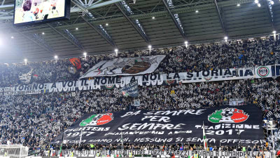 Fansen stöder Juventus på hemmaarenan i Turin.