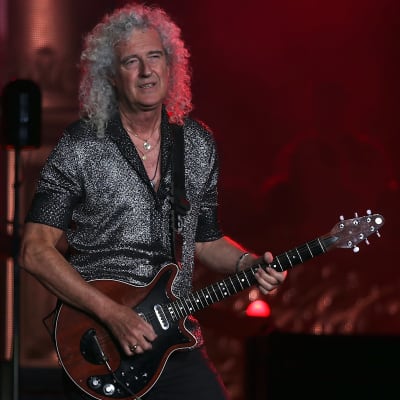 Brian May i Queen spelar gitarr på Optus stadium i Perth, Australien 23.2.2020.