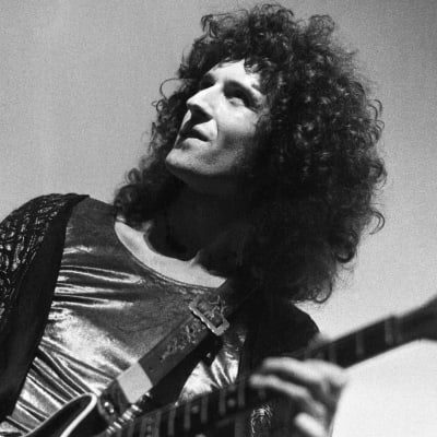Queens Brian May spelar gitarr på Rainbow i London 31 mars 1974.
