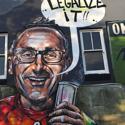 Graffiti-bild på Richard Di Natale som röker cannabis 