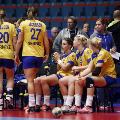 Besvikna svenska handbollsdamer efter förlusten mot Slovenien.