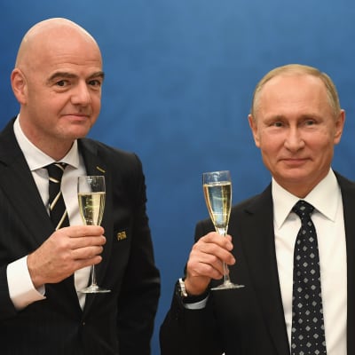 Gianni Infantino ja Vladimir Putin lasit täynnä kuohuvaa vuoden 2018 MM-kisojen alkulohkojen arvontatilaisuudessa.
