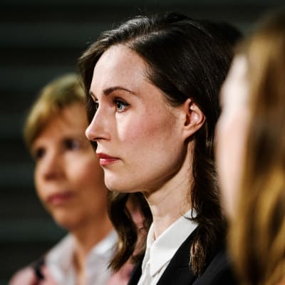 Statsminister Sanna Marin (i fokus i bilden) och justitieminister Anna-Maja Henriksson (i bakgrunden).
