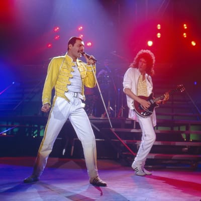 Freddie Mercury och Brian May live med Queen på Råsunda stadion i Stockholm 7.6.1986.
