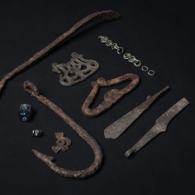 Arkeologiska föremål från järnåldern som hittats i Savukoski i östra Lappland år 2021.