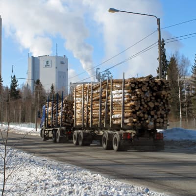 Virkestransport till Alholmen i Jakobstad.