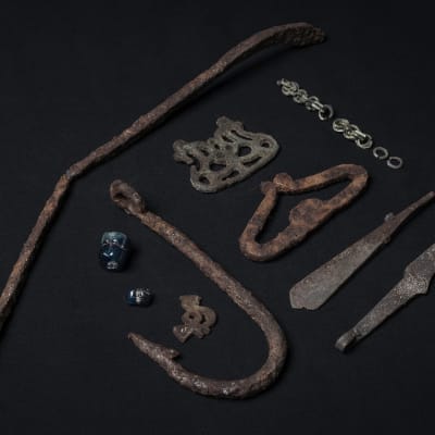 Arkeologiska föremål från järnåldern som hittats i Savukoski i östra Lappland år 2021.