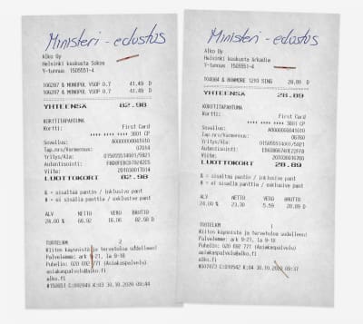 Två kvitton från Alko, ett över 80 euro och det andra kring 30 euro.