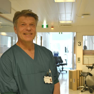 Sjukskötare Åke Hydén fotad i korridoren på intensiven på Vasa centralsjukhus