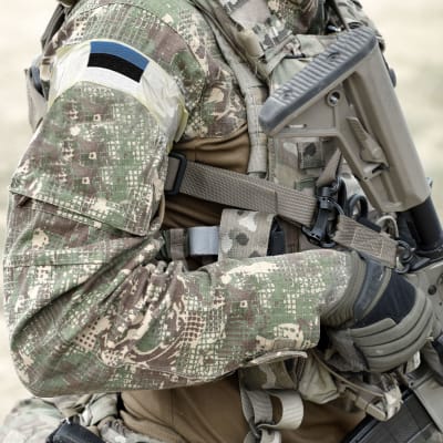En estnisk soldat håller i en automatkarbik