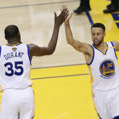 Stephen Curry ledde tillsammans med Kevin Durant showen när Golden State förlängde sin obesegrade svit i NBA-finalerna.