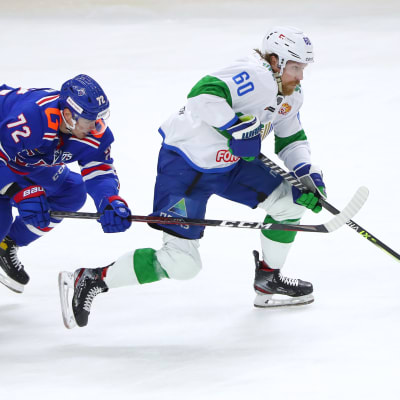 Markus Granlund avancerar med pucken.