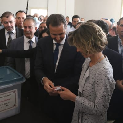 Assadit äänestämässa presidentinvaaleissa Damaskoksessa