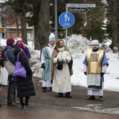 Näyttelijöitä seisomassa kadulla Lappeenrannassa.