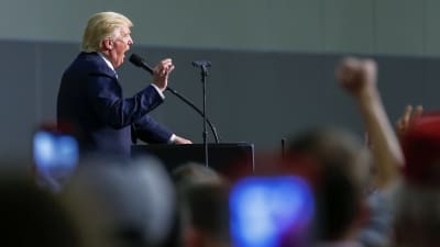 Donald Trump talar under ett valmöte i North Carolina i oktober 2016.