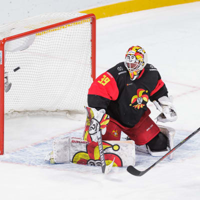 Traktor Tjeljabinsk gör mål mot Jokerit.