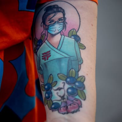 Tatuering av en sjukskötare med vårdarfacket tehys logo.