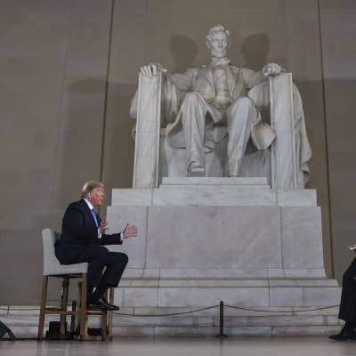 Trump utfrågades intill statyn till minne av president Abraham Lincoln.