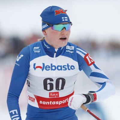Johanna Matintalo åker skidor.