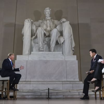Trump utfrågades intill statyn till minne av president Abraham Lincoln.
