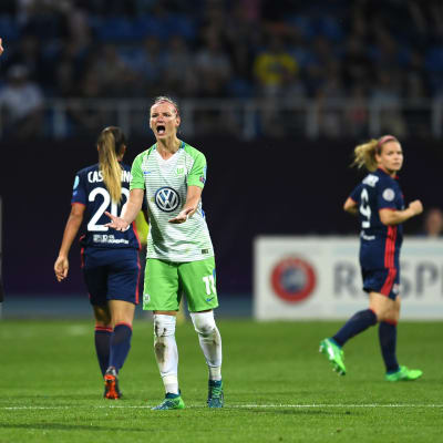 Erotuomari näyttää Wolfsburgin Alexandra Poppille punaista korttia vuoden 2018 Mestarien liigan finaalissa.