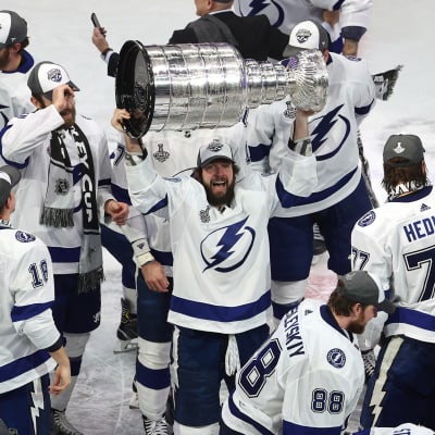 Tampa Bay Lightningin Nikita Kutsherov nostaa Stanley cupin pokaalia.