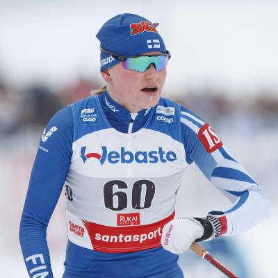 Johanna Matintalo åker skidor.