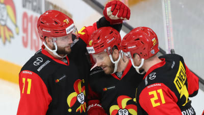 Jokeritspelarna firar mål.